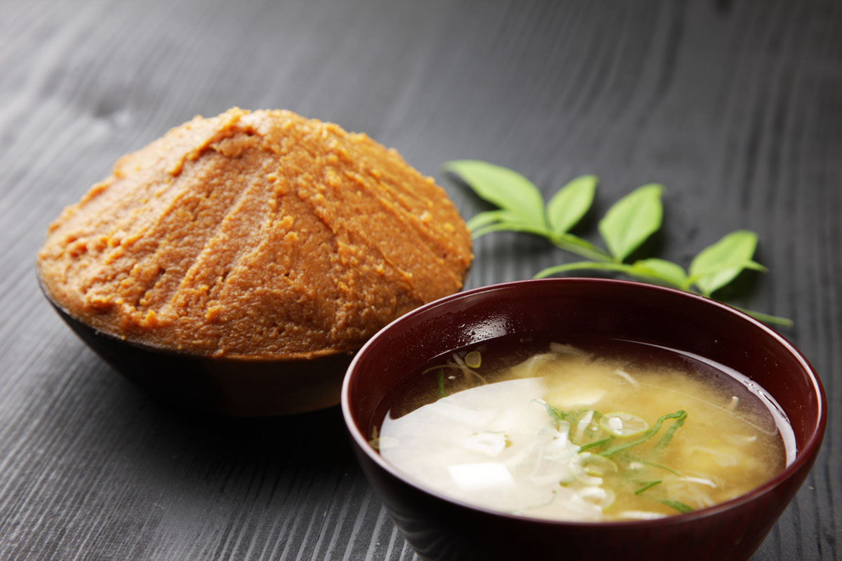 日本人の食に欠かせない味噌。その種類・味などは地域などによっても多種多様（PHOTO／jedi-master-Stock.Adobe.com）