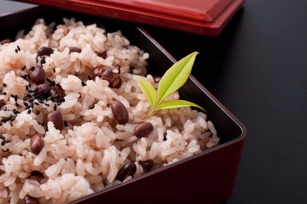 全国にさまざまな種類がある赤飯。写真のように南天の葉が添えられるのも定番だ（Photo／ykokamoto-Stock.Adobe.com）