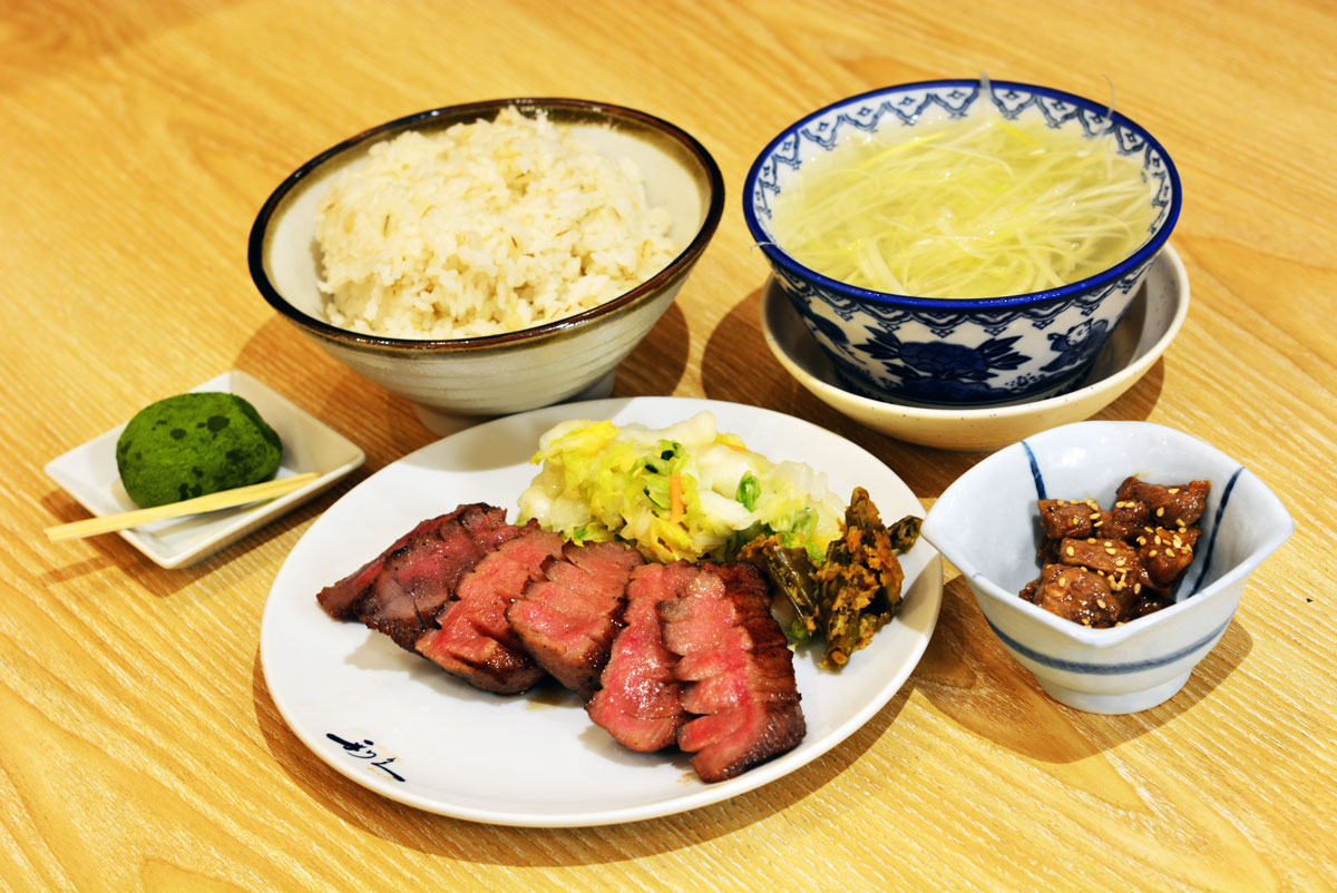 「牛たん極（きわみ）定食」（3枚6切）で2904円。牛たん極焼に麦飯、テールスープ、日替わり小鉢、和菓子が添えられます