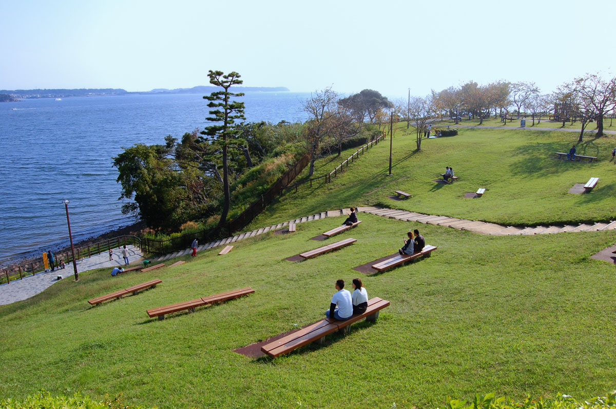  浜名湖SAには芝生がいっぱいの展望エリアがある。テイクアウトメニューを楽しみたい