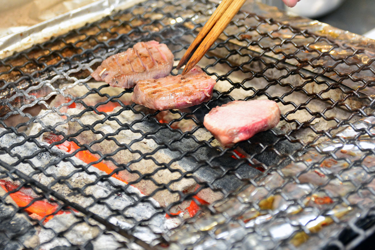 「牛たん炭焼利久」は、店名の通りに、お肉を炭火で焼き上げます。注文されてから1品ずつ焼き上げるから、いつだって出来立ての熱々です