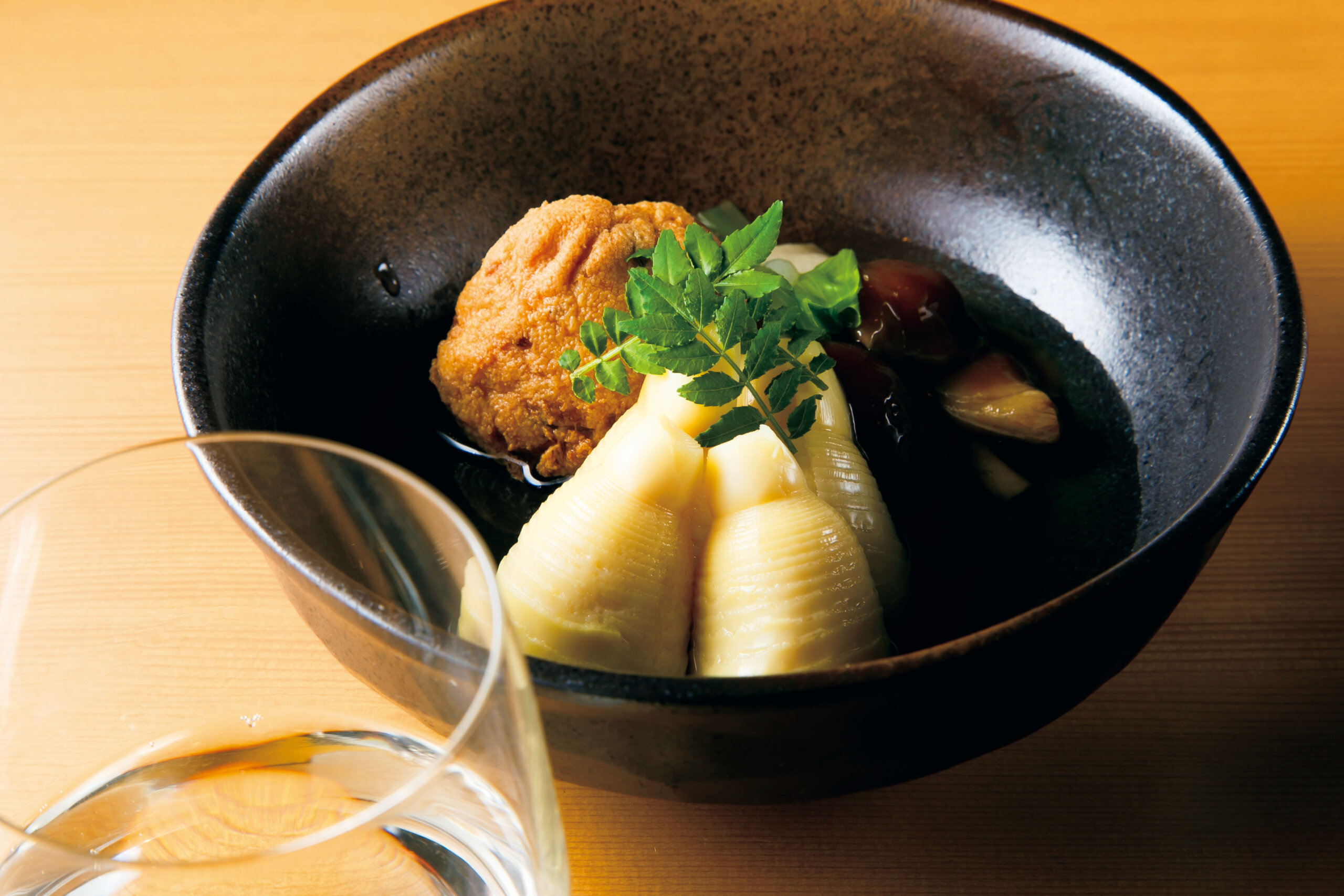 鹿児島県産　新タケノコの炊き合わせ1100円<br />
季節の料理。タケノコや鶏の飛竜頭などそれぞれ別に和ダシで炊いている