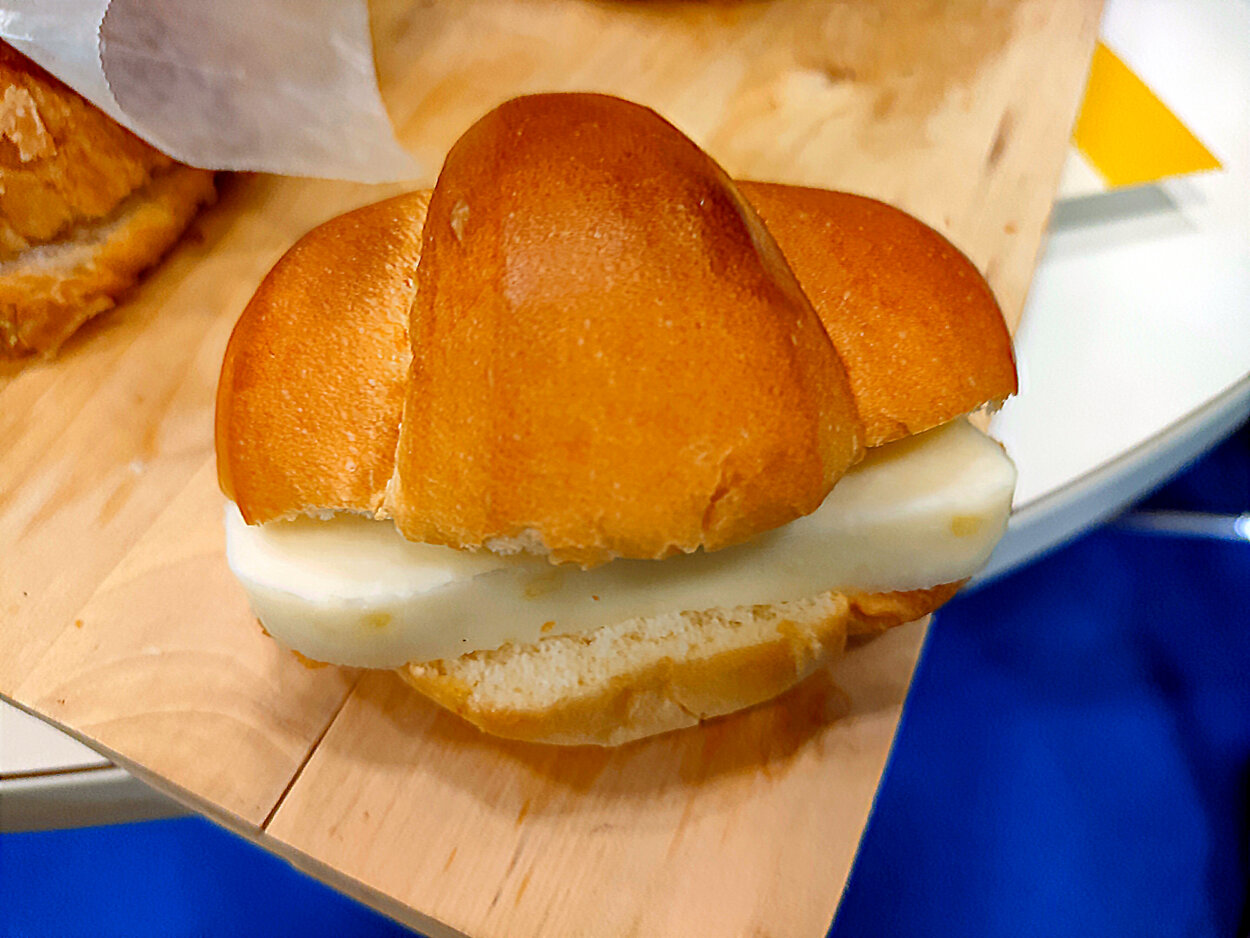 ハルミチーズを挟んだシンプルなサンドイッチ。調味料なしでも塩味が効いて美味しい
