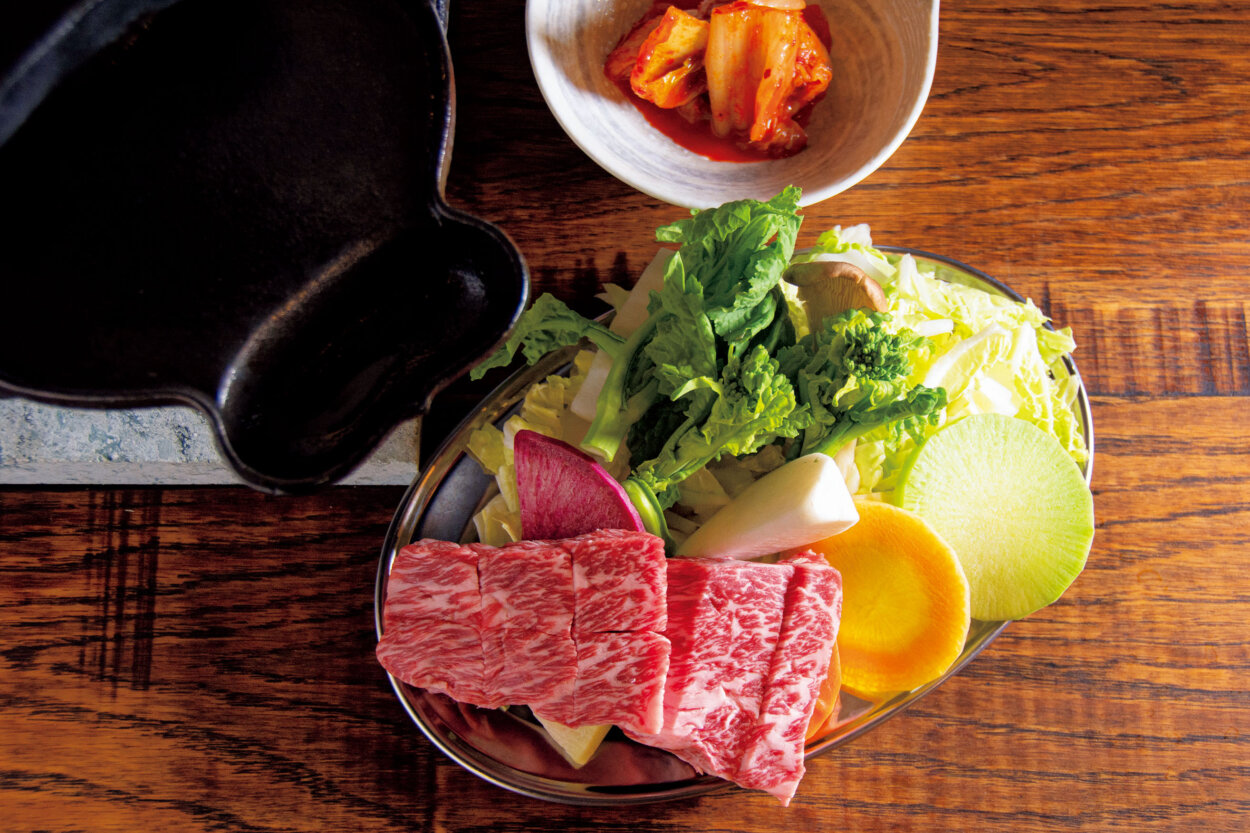 『焼肉スタンド 肉と麦』。東京宝山短角牛「焼肉セット」2500円。焼肉は厳選した牛肉の赤身を厚切りで。野菜も豊富なのがうれしい