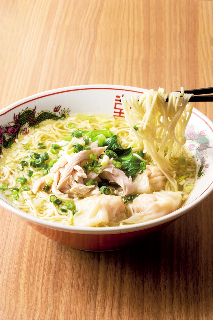  『中華　汀』<br /><br />
とりワンタンメン1100円<br /><br />
澄んだ味わいのスープに細麺と小ぶりなワンタンを浮かべて、酒の後にもスルッと入る