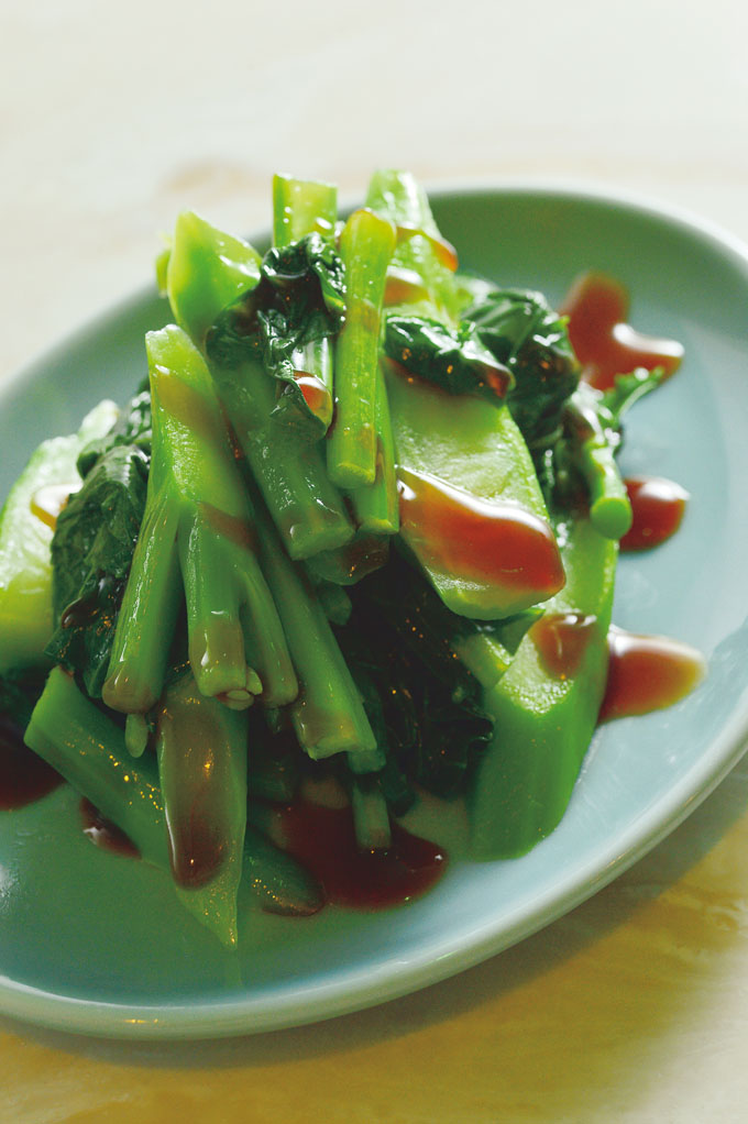 油菜（ヤウチョイ）880円<br />
中国広東地方原産の青菜・カイランは、茎はシャキシャキ、葉はブロッコリーのように旨みが強い。ピーナッツオイルで香りをつけ、オイスターソースでコクを加える