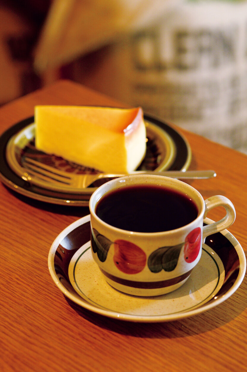 『グローブコーヒー』。定番スイーツはほどよい甘さのチーズケーキ。酸味がまろやかなコーヒーとの組み合わせがぴったり