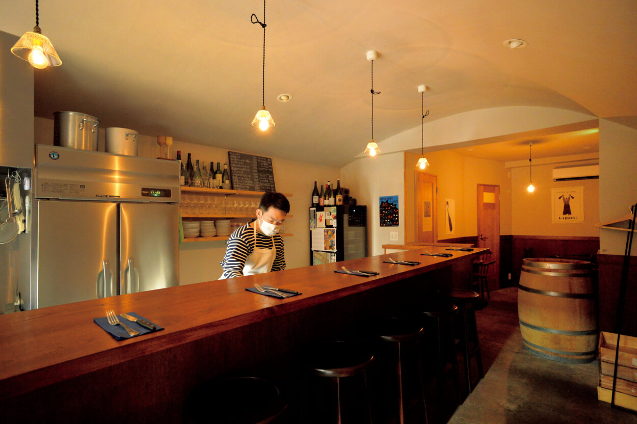 『winebar WEST』。アーチ天井の店内は、ワインカーブをイメージして作られている