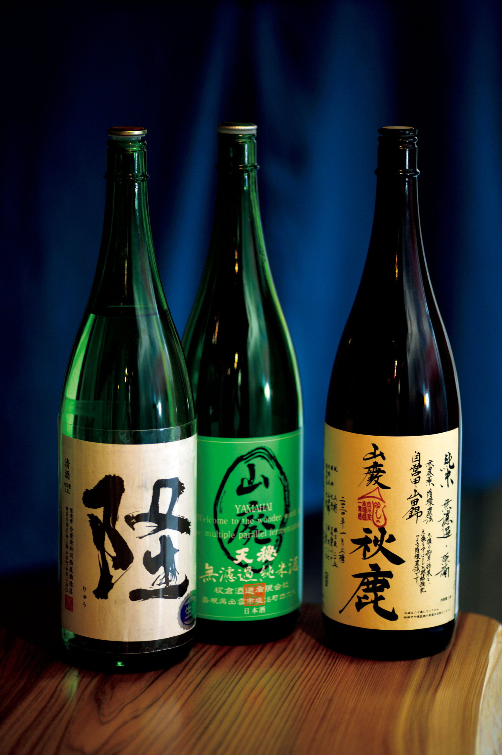 味わいのきれいな「村越シャモロック」を引き立てる、自然な造りでやわらかい味わいの日本酒が揃う
