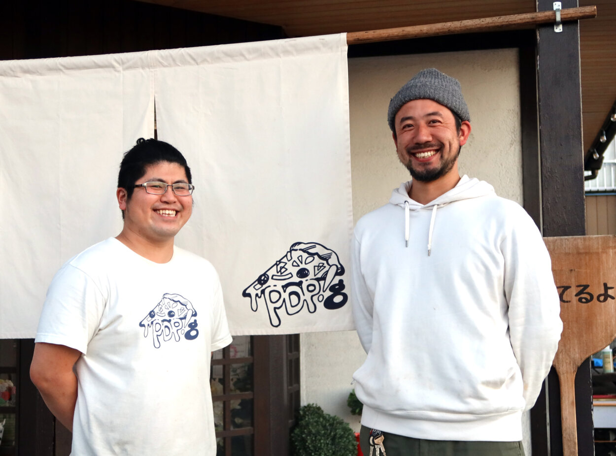 ※『Bonz farm』の大貫伸弘さん（右）と、『PAZZO-DI PIZZA GYODA』のオーナーシェフ・岡田英明さん（左）。撮影のために、特別にマスクを外しています