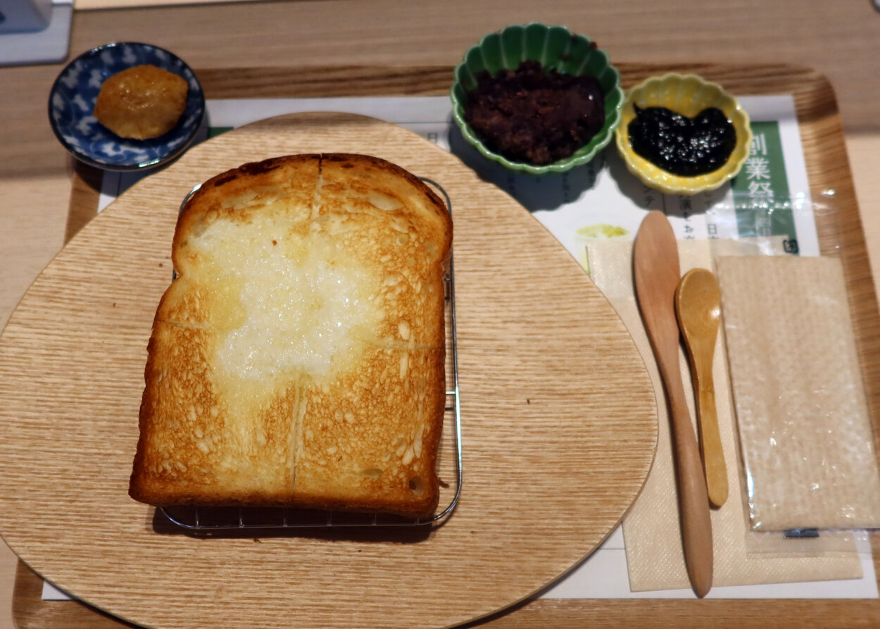 「日本橋黒トースト」。この日は新商品の「ぷち風船」というおせんべいをサービスで付けてくれた