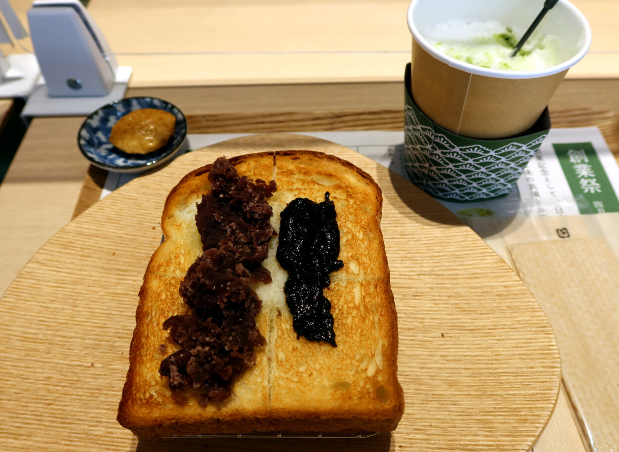「日本橋黒トースト」にあんこ、海苔の佃煮をのせてみた