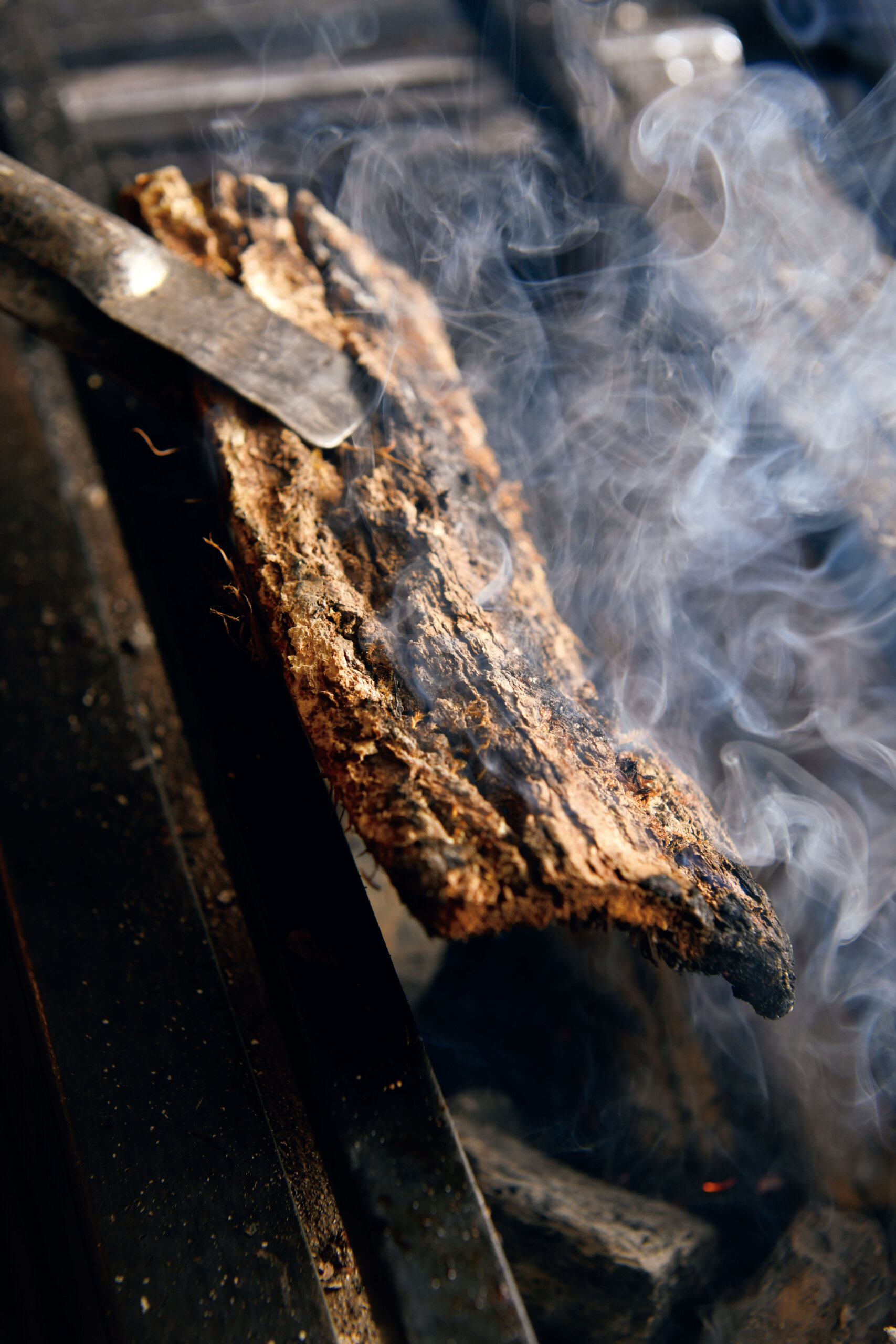 『鳥のかけ橋』「旨い！」の秘密：薪で香り豊かに<br />
木材は熱量の高いナラをチョイス。
