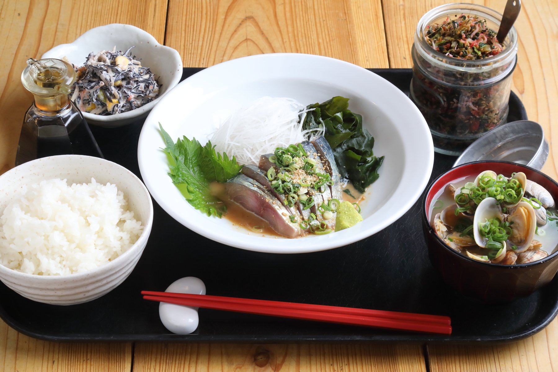 おとなの週末 種類数は40以上 魚のチョイスから食べ方まで自由自在な福岡のお魚食堂 毎日新聞