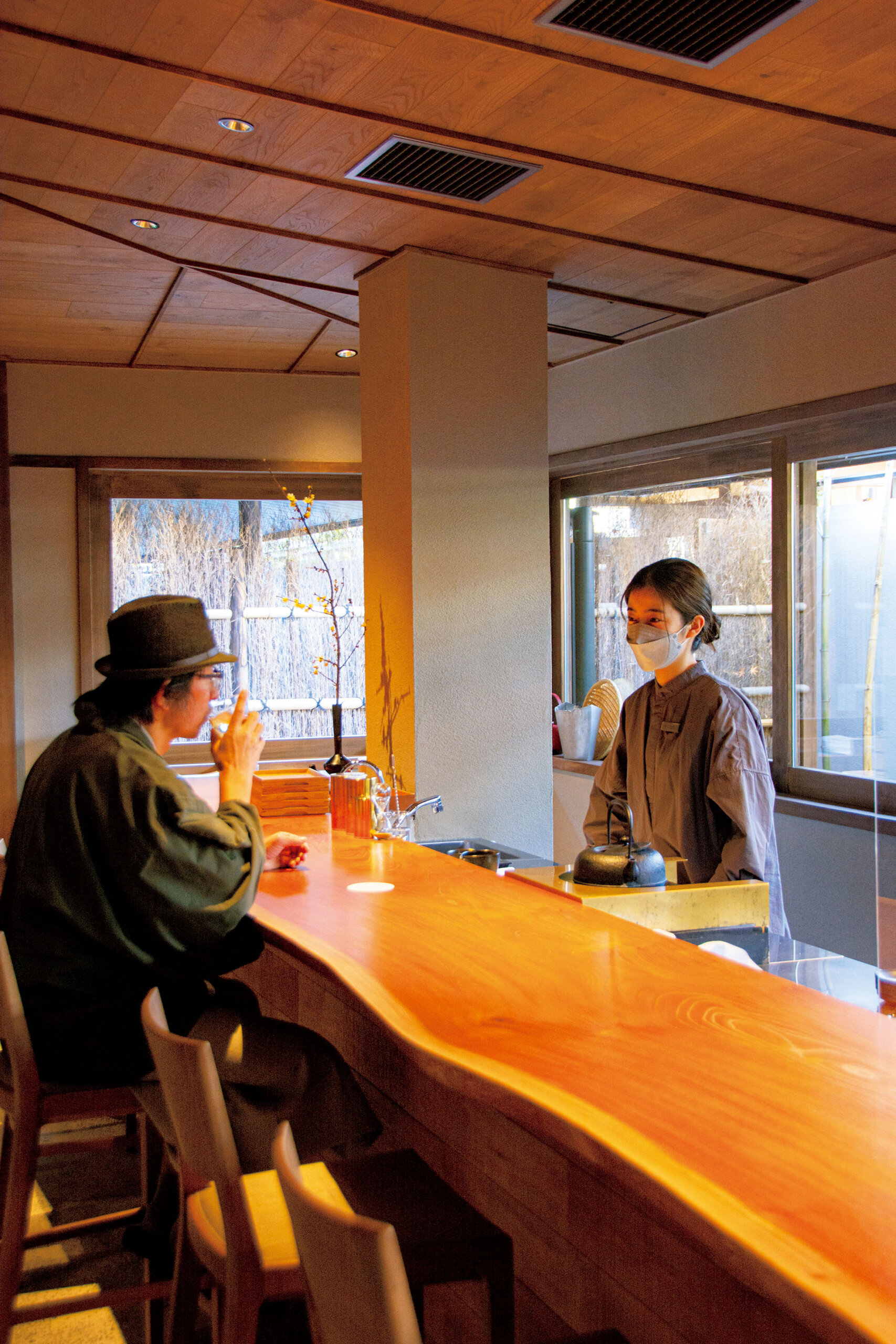 『由縁別邸 代田』。かつて茶業で栄えた代田の文化を継承し、地元の茶師が厳選した日本茶を味わえる<br />
「茶寮月かげ」。バーとしても楽しめる