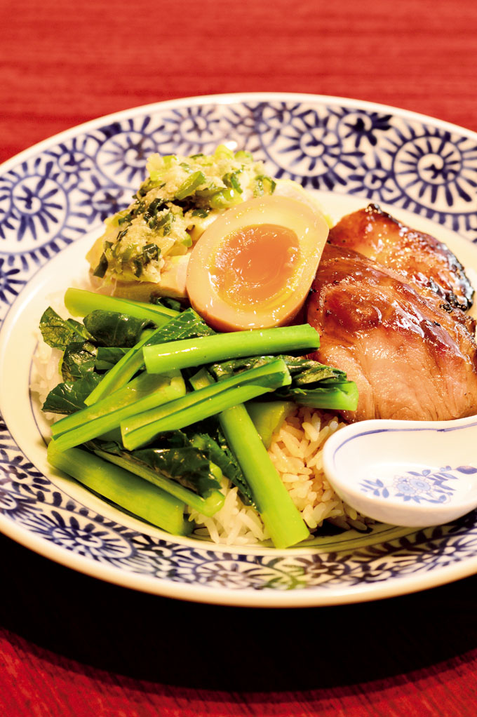漢方豚のチャーシューと蒸し鶏のせごはん1800円<br />
ネギ生姜ソースをかけた蒸し鶏と、強火で一気に焼いて香ばしく仕上げたチャーシューが米を呼ぶ