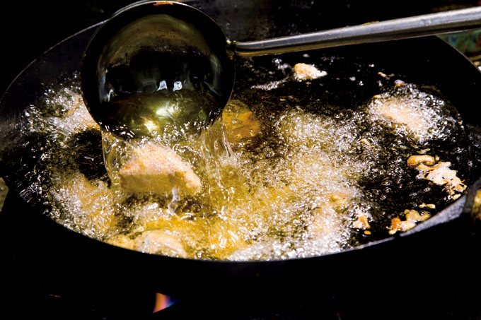 『レバニラ定食 kei楽』<br />
特製の香味醤油ダレや酒に漬け込んだものを、片栗粉をまとわせカリッと香ばしく揚げる