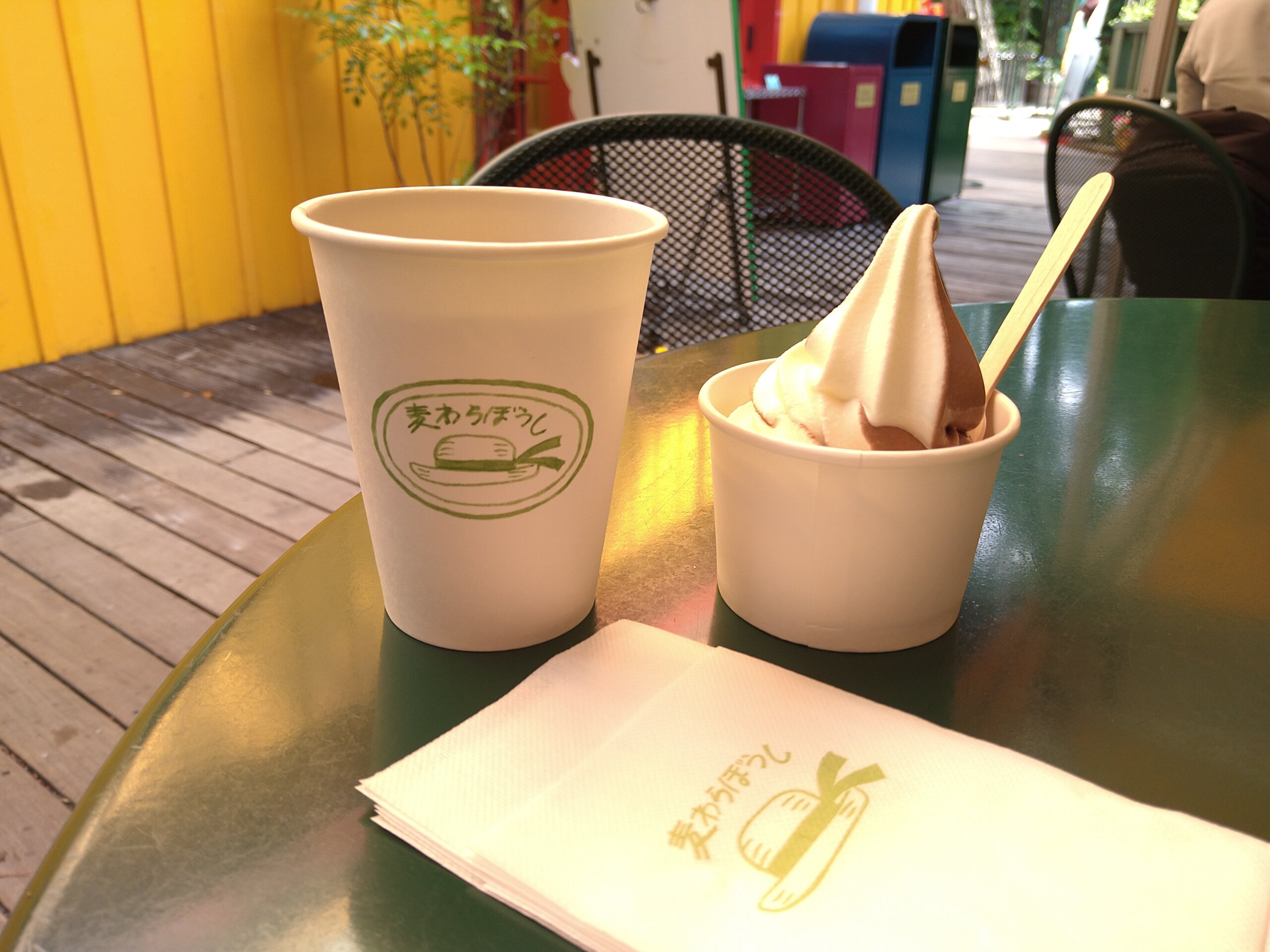 三鷹の森ジブリ美術館の館内にあるカフェ「麦わらぼうし」のデッキで提供されている「森のソフトクリーム」（380円、写真はチョコとミルクのミックス）と「麦茶」（100円）