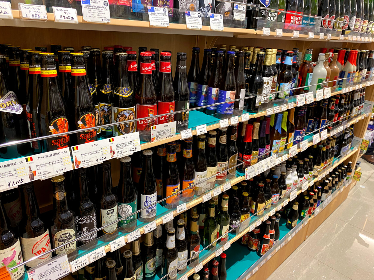 瓶ビールは店の中央に並んでいる