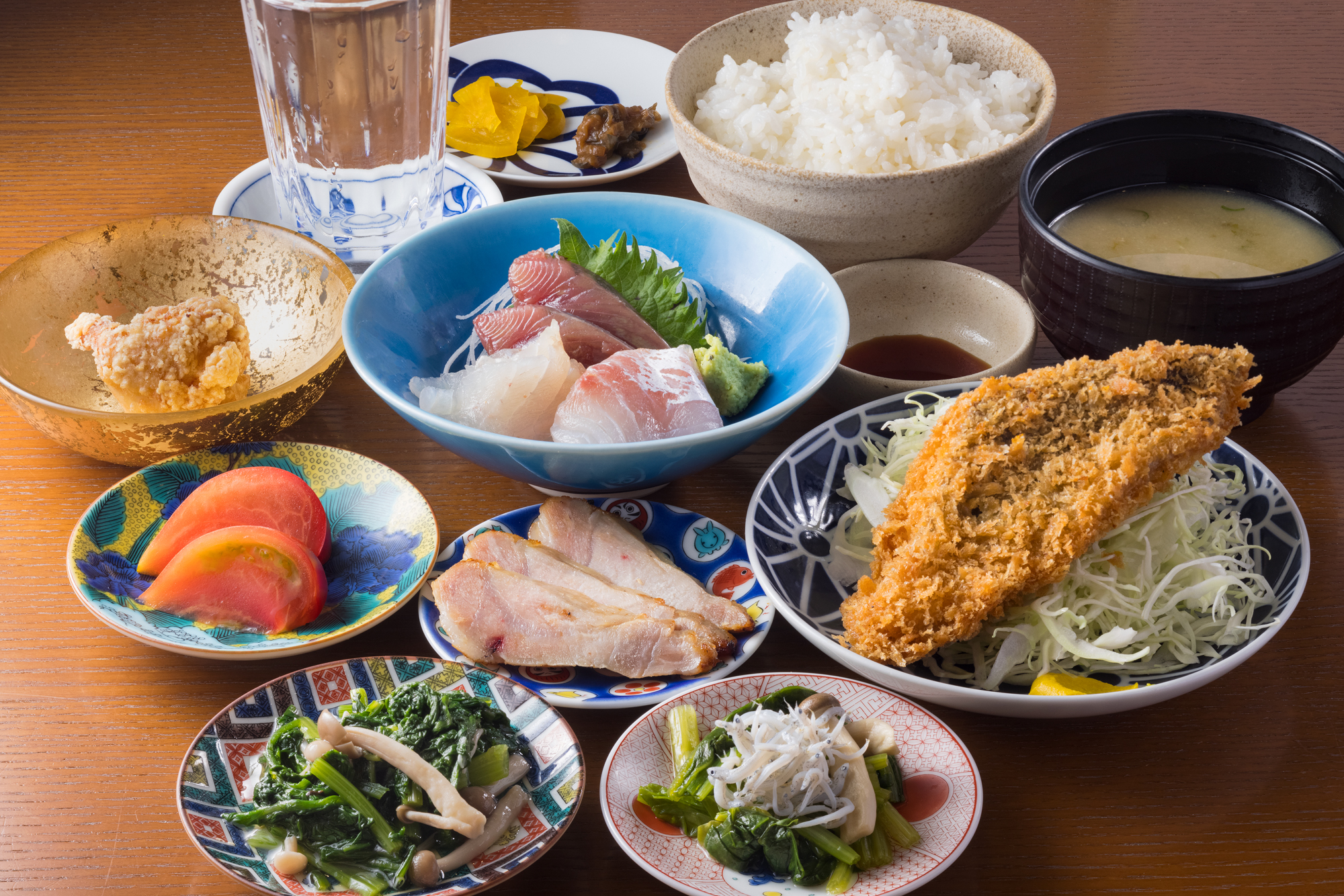トレンチ、ランチ、定食など10枚 足立区イチの絶景が望めて昼飲みもできる!? 区役所の食堂が素敵な店
