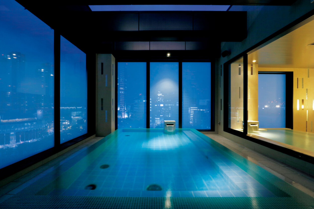 『カンデオホテルズ東京六本木』の天井の空いた露天浴室。入浴しつつ大都会の煌めく夜景が一望できる