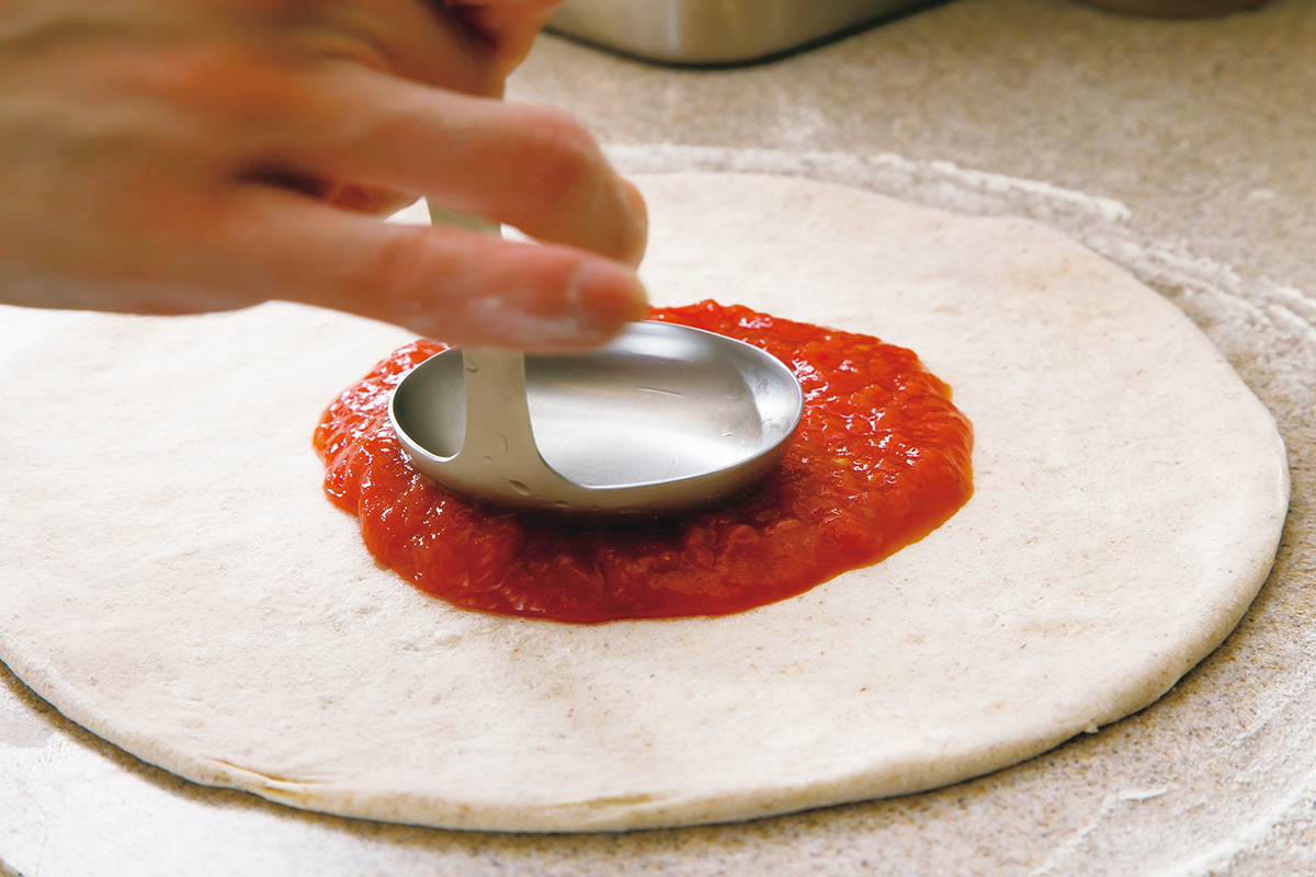 『CRAZY　PIZZA』<br />
生地にたっぷりのトマトソースとチーズをのせ窯で焼き上げる