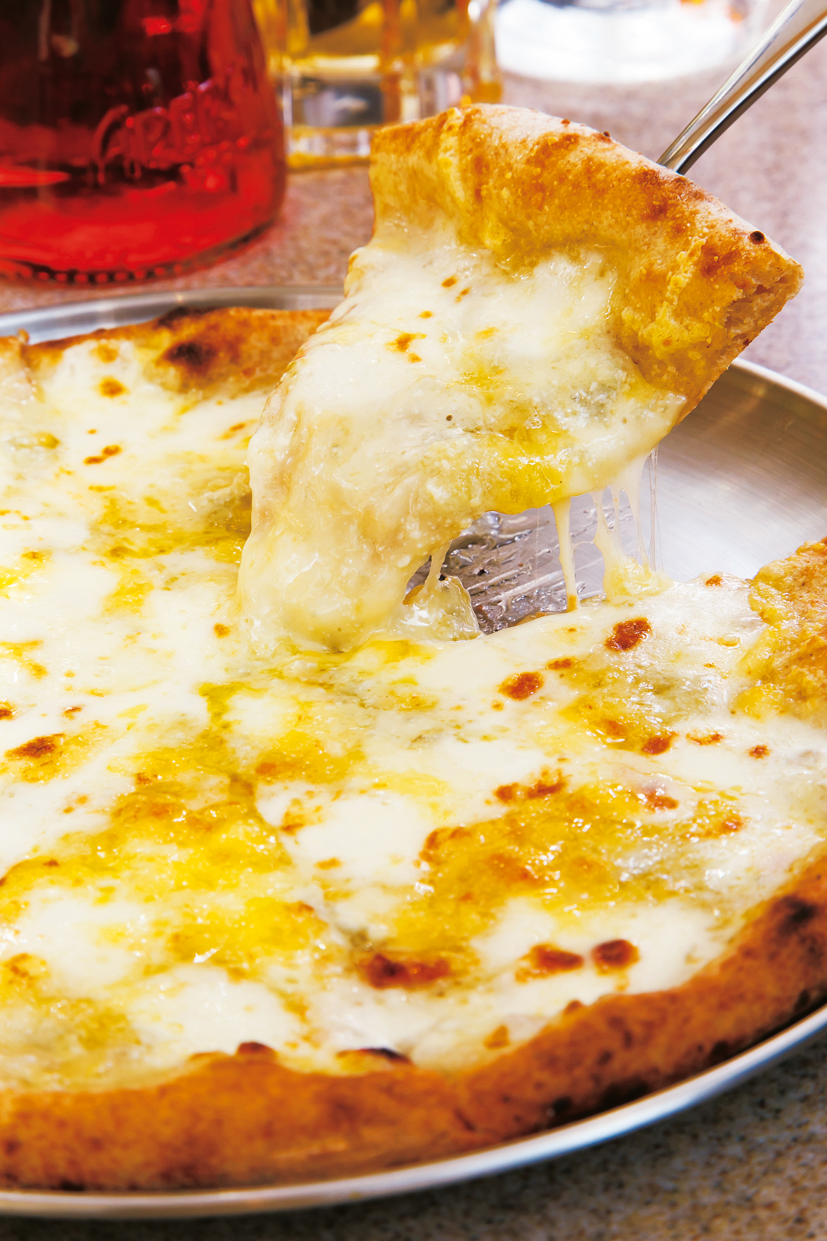 クレイジーチンクエフォルマッジ5500円<br />
ゴルゴンゾーラ、タレッジオ、ストラッキーノなど５種類の最高級チーズをふんだんに使用。有機アプリコットジャムか北海道産ハチミツがつく