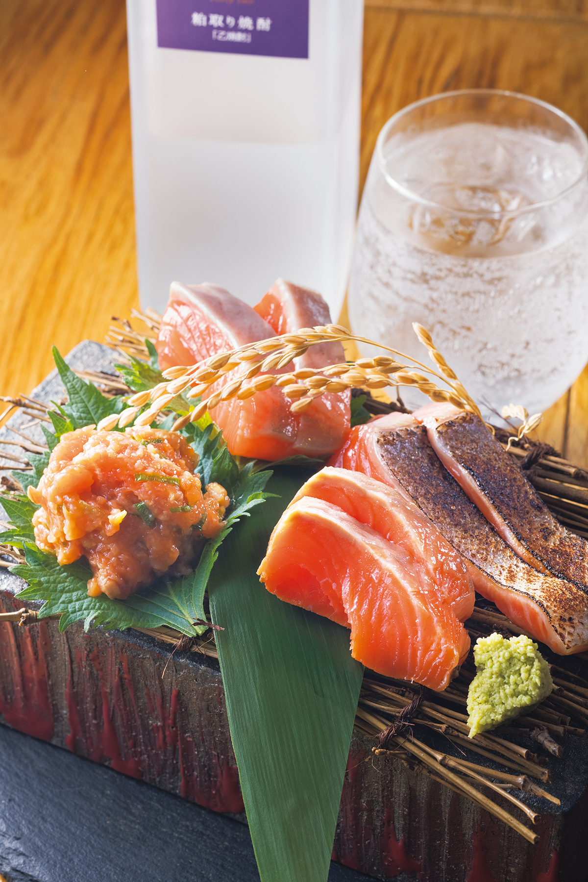  『銀鮭専門割烹　ウチワラベ 』4種類の鮭盛り合わせ　1200円　刺身、皮目炙り、なめろう、燻製（orカルパッチョ）が乗る
