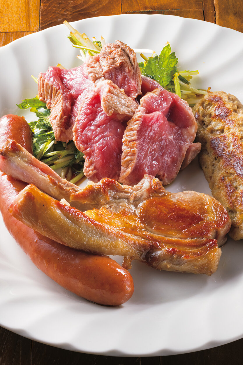 『アイスランドラム肉の店　OZ 』ひつじプレート　3000円　ラム肉のタタキには卓上の昆布醤油が抜群の相性。他にラムチョップ、ラムのつくねとソーセージ、サラダが来る