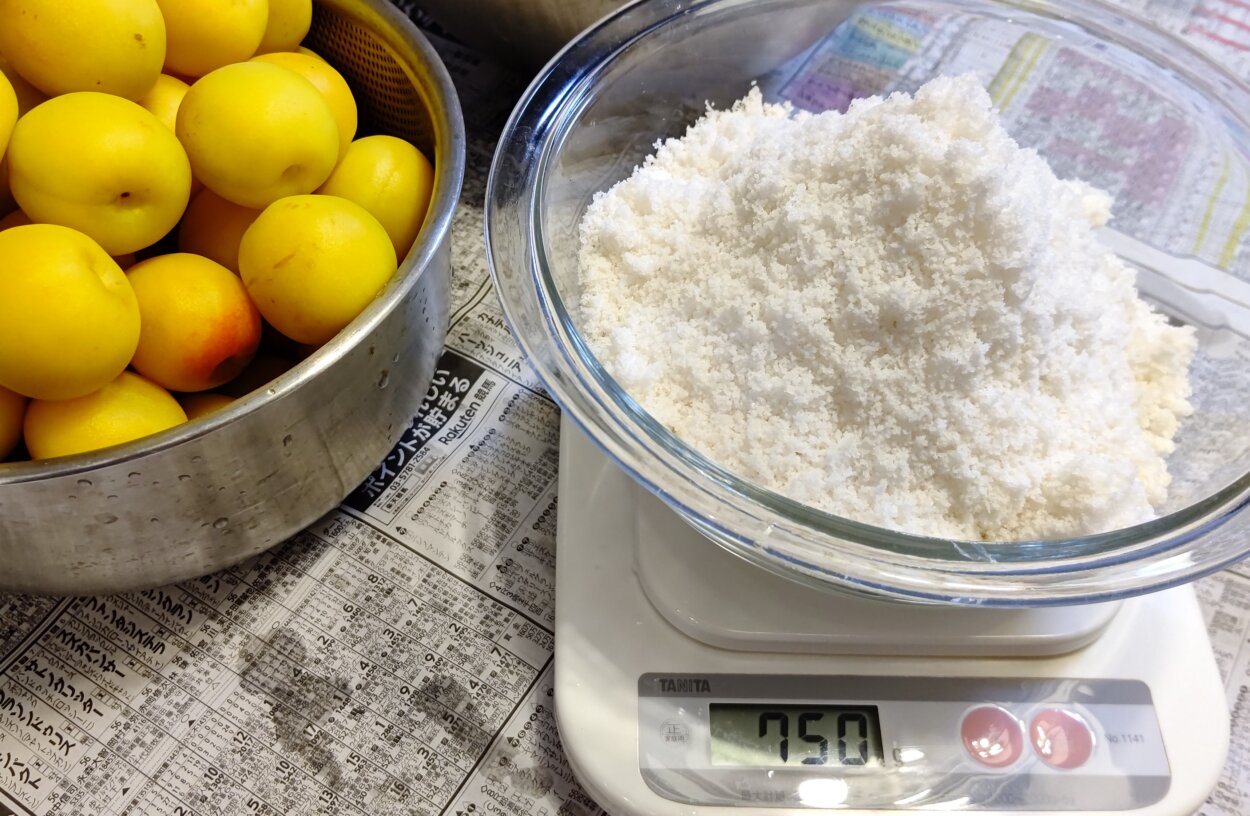 梅を漬ける際の塩は梅の実の重さの15％。ミネラル豊富な海塩を用いたい