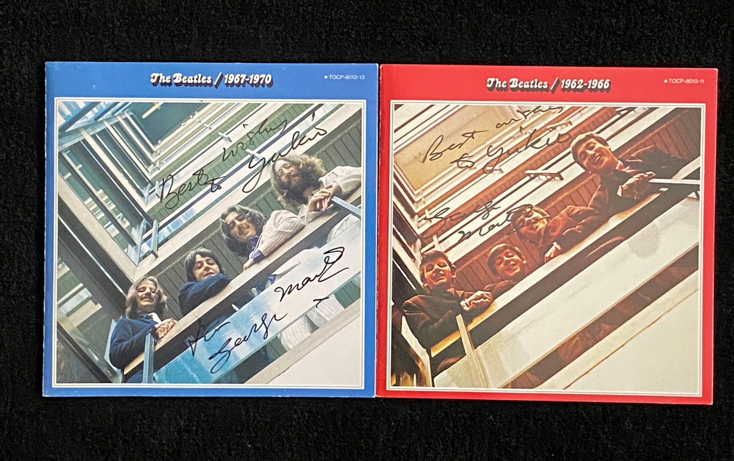 ベスト盤の『ザ・ビートルズ 1962年～1966年』(通称・赤盤)と、『ザ・ビートルズ 1967年～1970年』(通称・青盤)に書かれたジョージ・マーティンのサイン