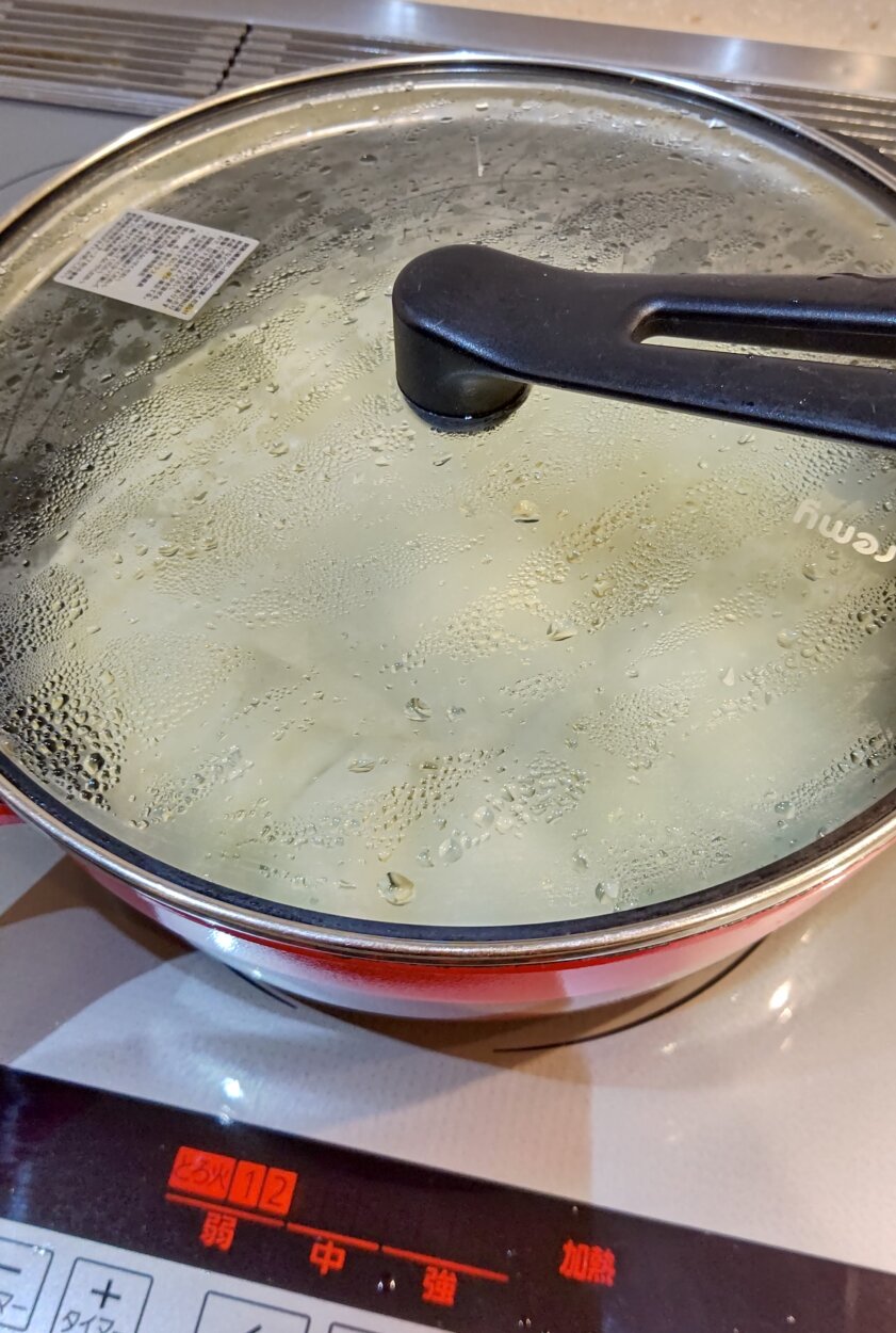 中華スープを注いだらフタをして弱火で4～5分焼く