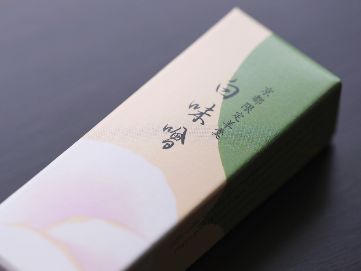 京都限定商品の小形羊羹〈白味噌〉（292円・税込）。まろやかな味わいの白味噌羊羹は、『虎屋菓寮 京都一条店』のそばに店を構える老舗『本田味噌本店』の西京白味噌を使用している。