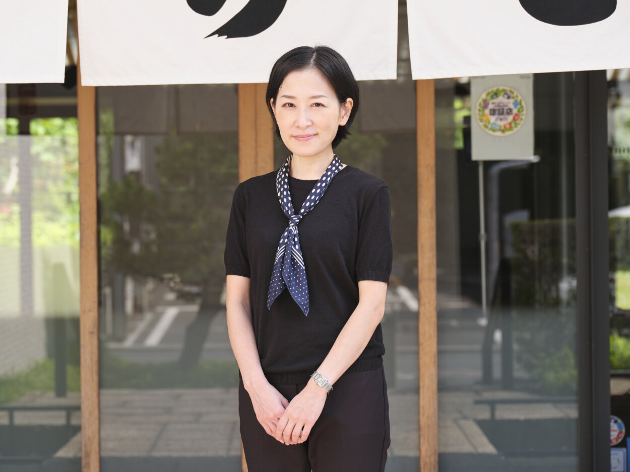 案内をしてくれた文化事業を担当する髙木優美子さん。<br>隣接する『虎屋 京都ギャラリー』で開催される企画展も担う。