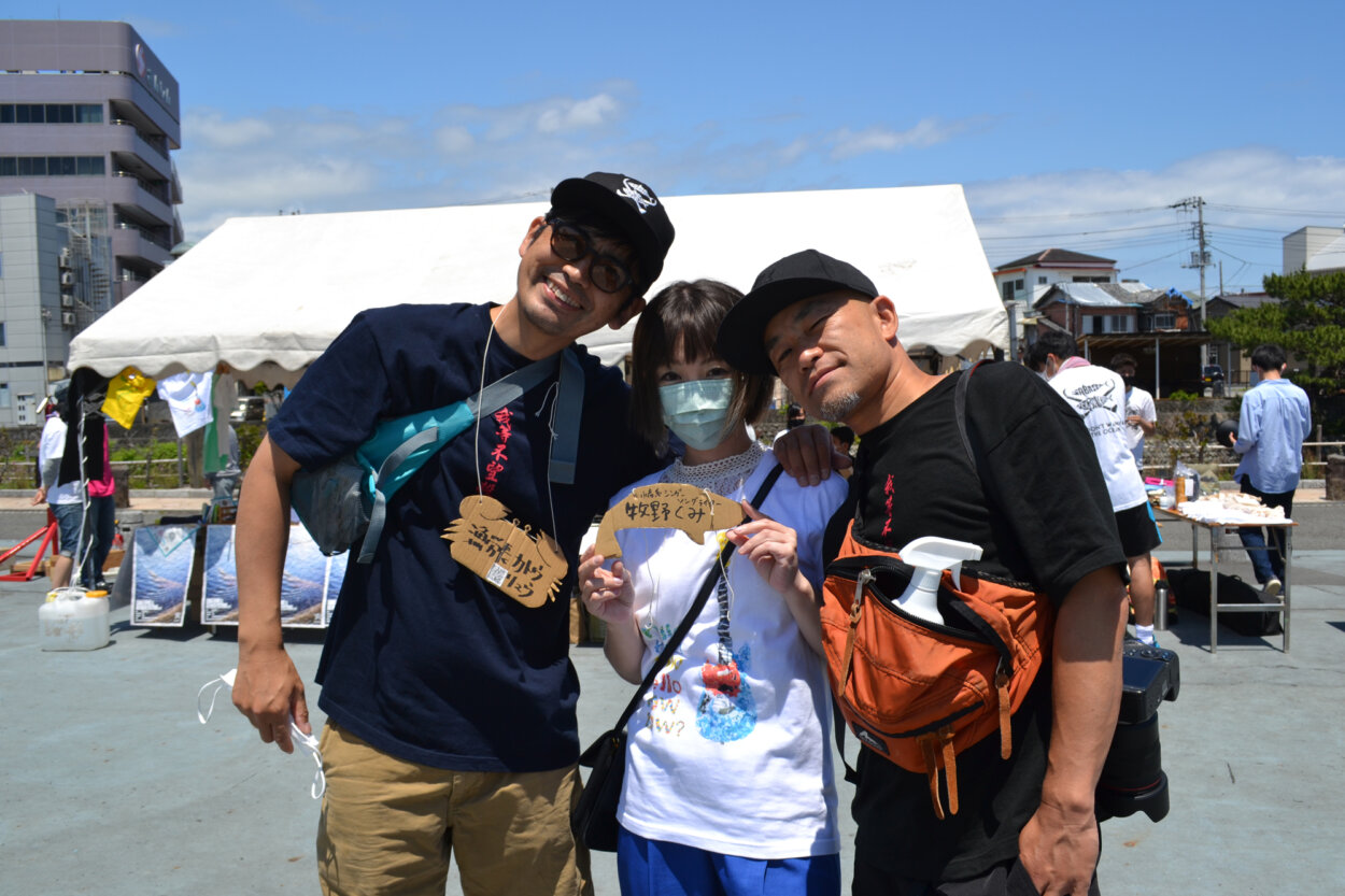 サバソニを運営する、提督こと武智一雄さん（右）、漁労長こと加藤龍さん（左）、そしてサバソニライブに出演した水産系シンガーソングライターの牧野くみさん