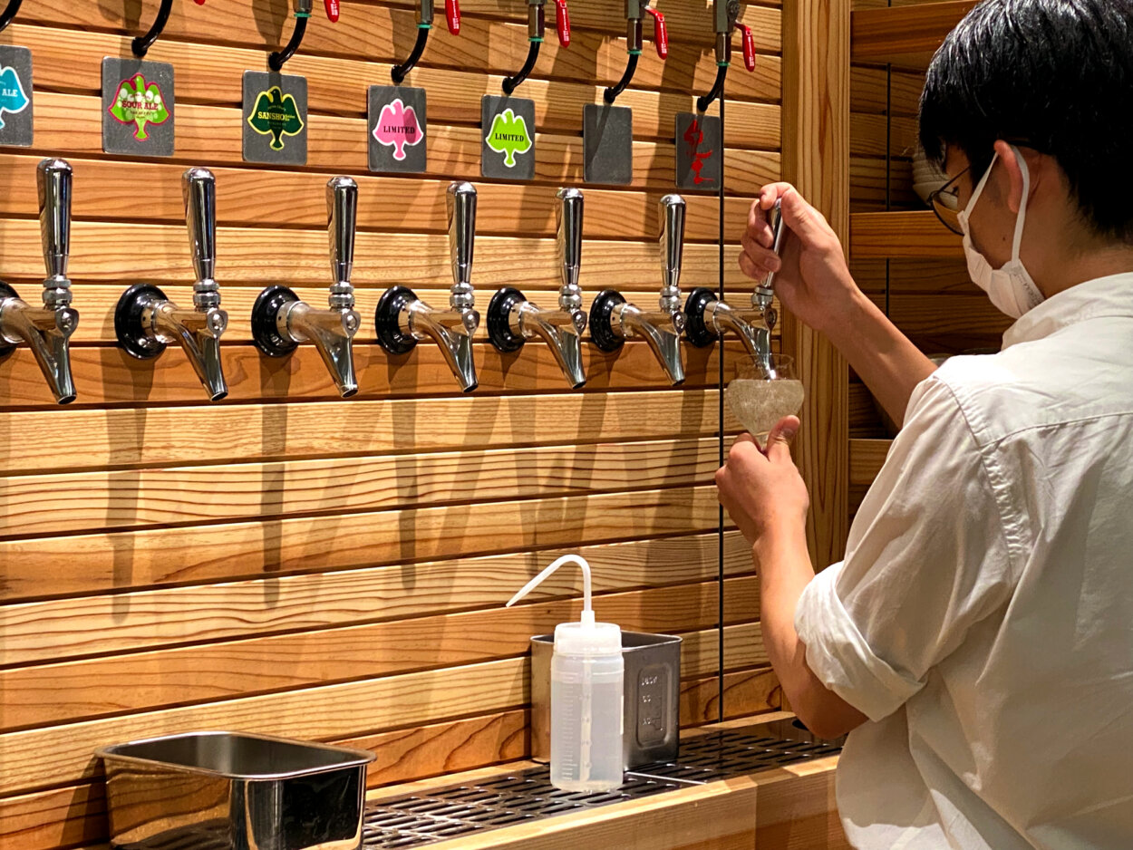 日本酒がサーバーから注がれる、珍しい光景
