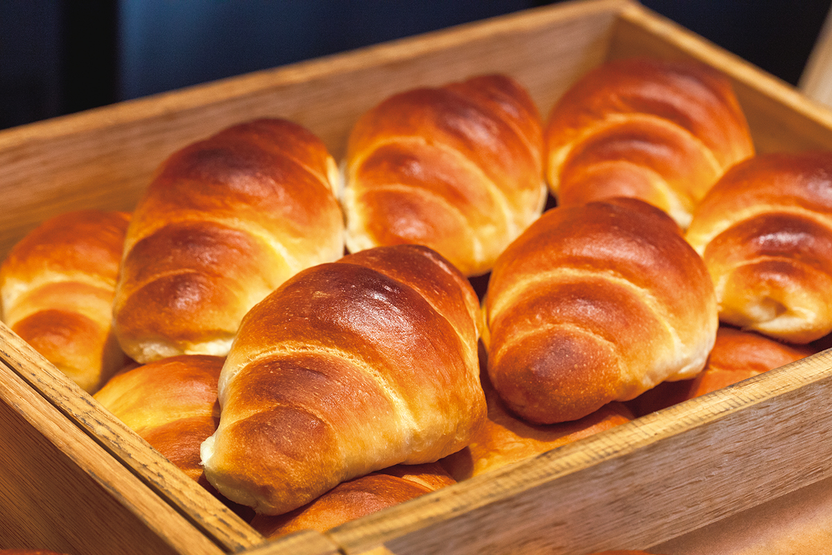 すべてのパンはバターロールと同じ生地ながら、形状や組み合わせる素材によって表情が変わるから面白い