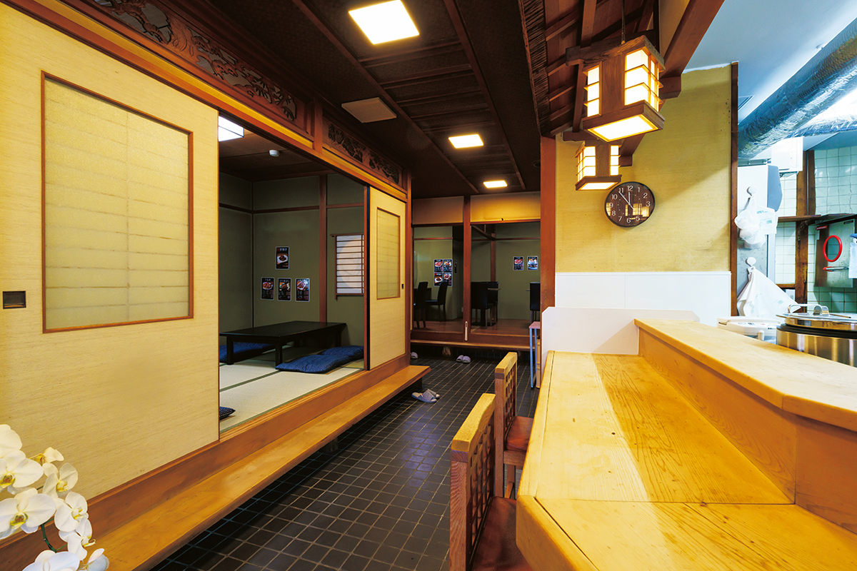 『大衆鰻料理店　うなぎ家　中川店』カウンター席のほか、小上がりやテーブル席もある