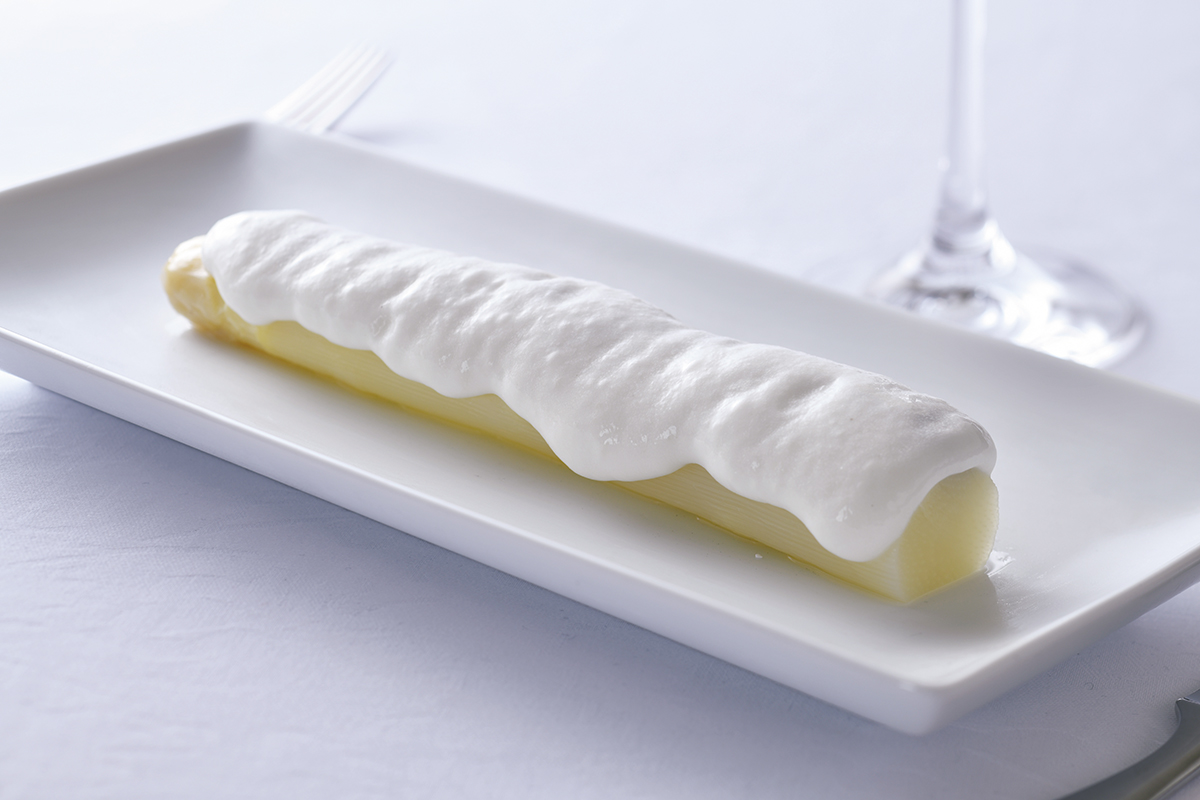 アスペルジュブラン・ド・ブラン<br>ロワール産のアスパラガスは１本130ｇ前後の見事な大きさ。生クリームを使う淡雪の如きソースは軽やかな口当たり