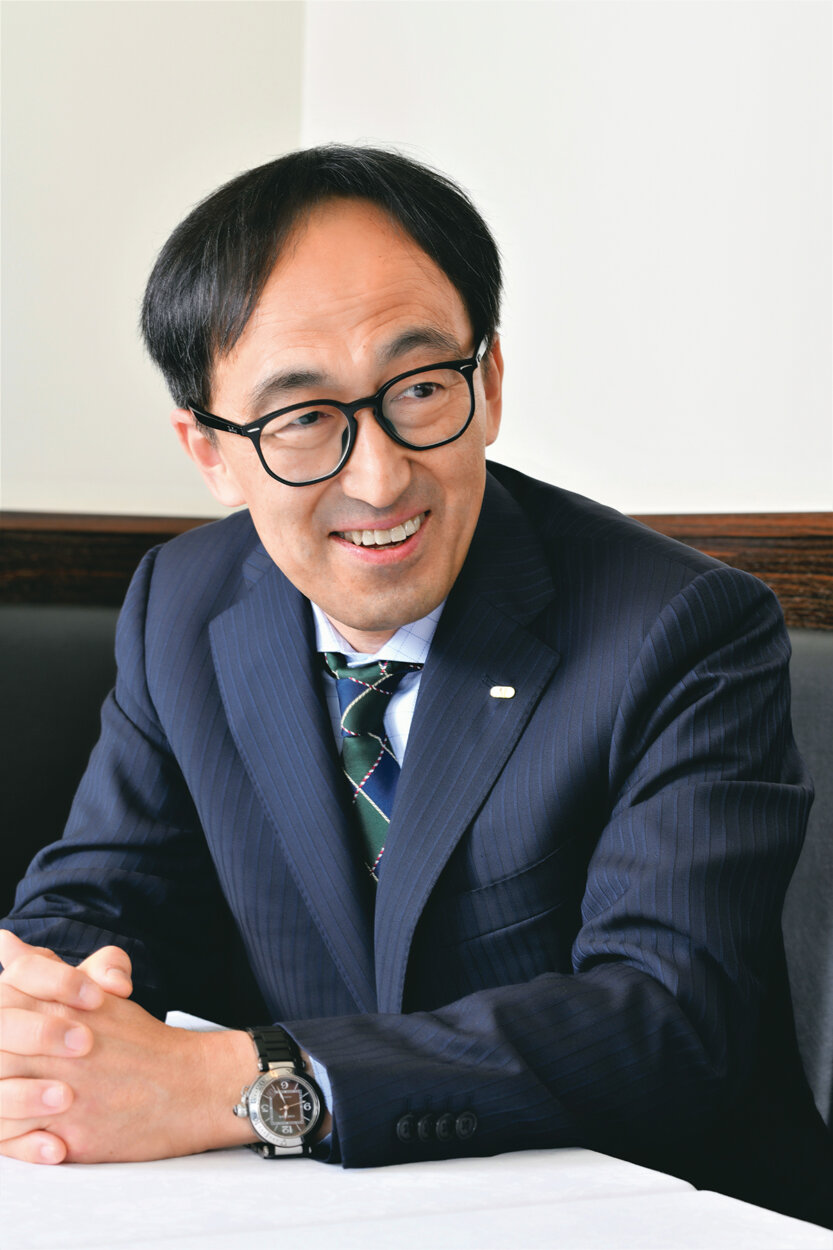 Shoichi Kobayashi<br>株式会社アルビオン代表取締役社長。1963年生まれ。“肌実感第一”、そして“感動を生むものづくり”をモットーに、年間約200万本のロングセラー化粧水を売る高級化粧品会社社長。“感動プロデューサー”としてTOKYO FMに番組を持つパーソナリティであるほか、東京農業大学客員教授も務める多才な経営者。ラジオ番組「毎日に夢中～感動 プロデューサー・小林章一」SU