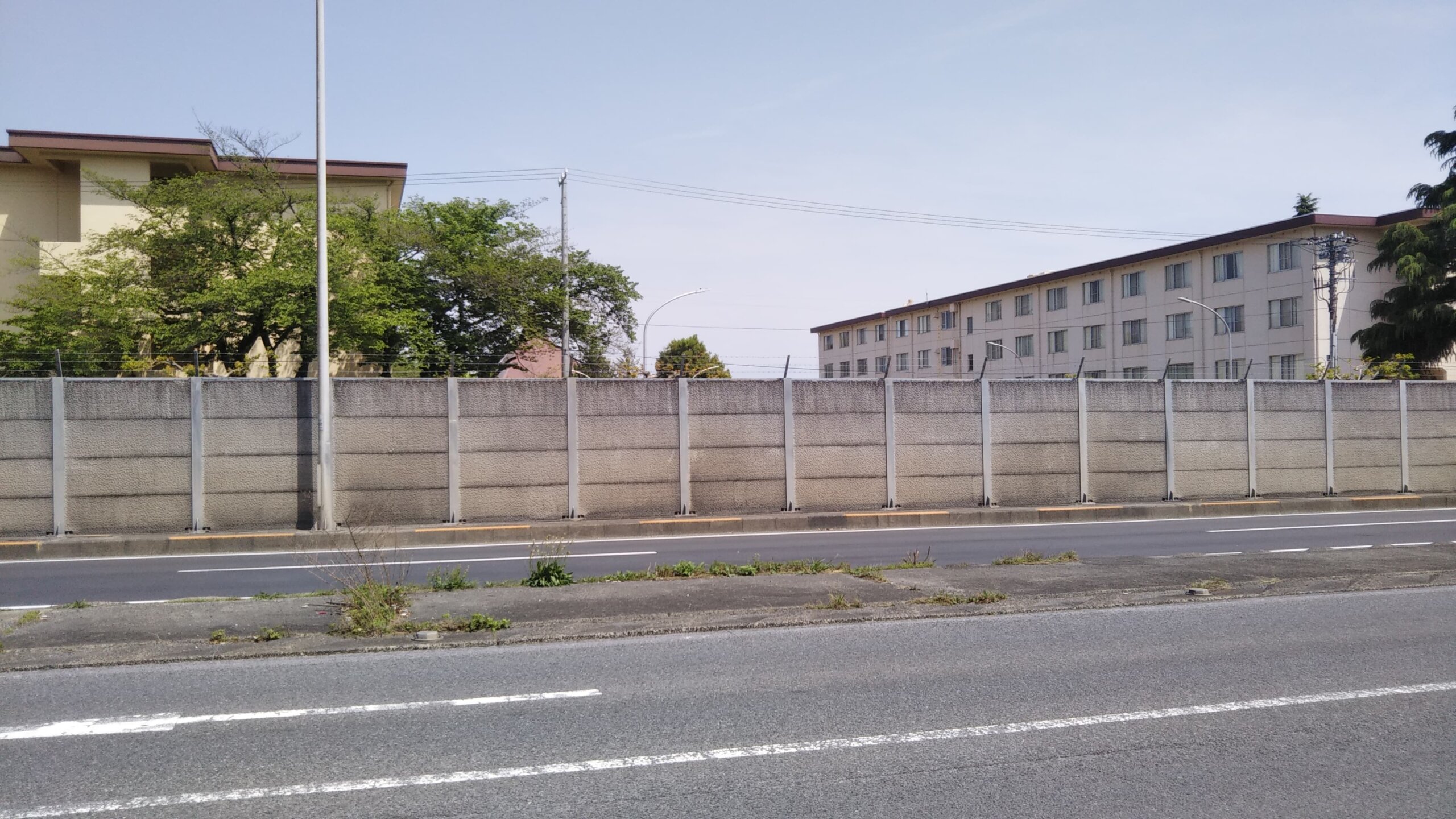 横田基地の塀