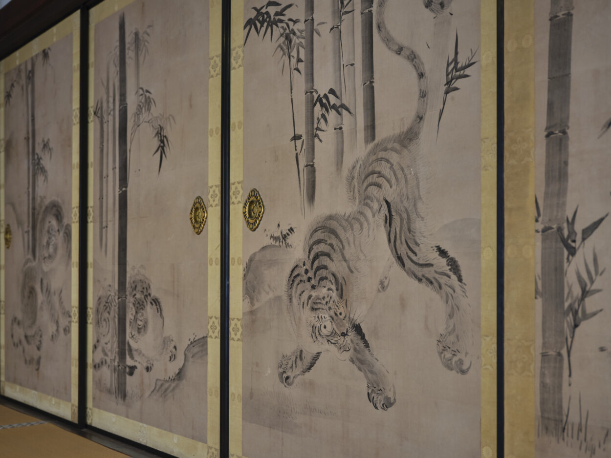 奥書院は4間があり、「竹虎図」などそれぞれ趣の異なる襖絵を見ることができる。「賢聖の図」は御所から賜ったと伝わる。