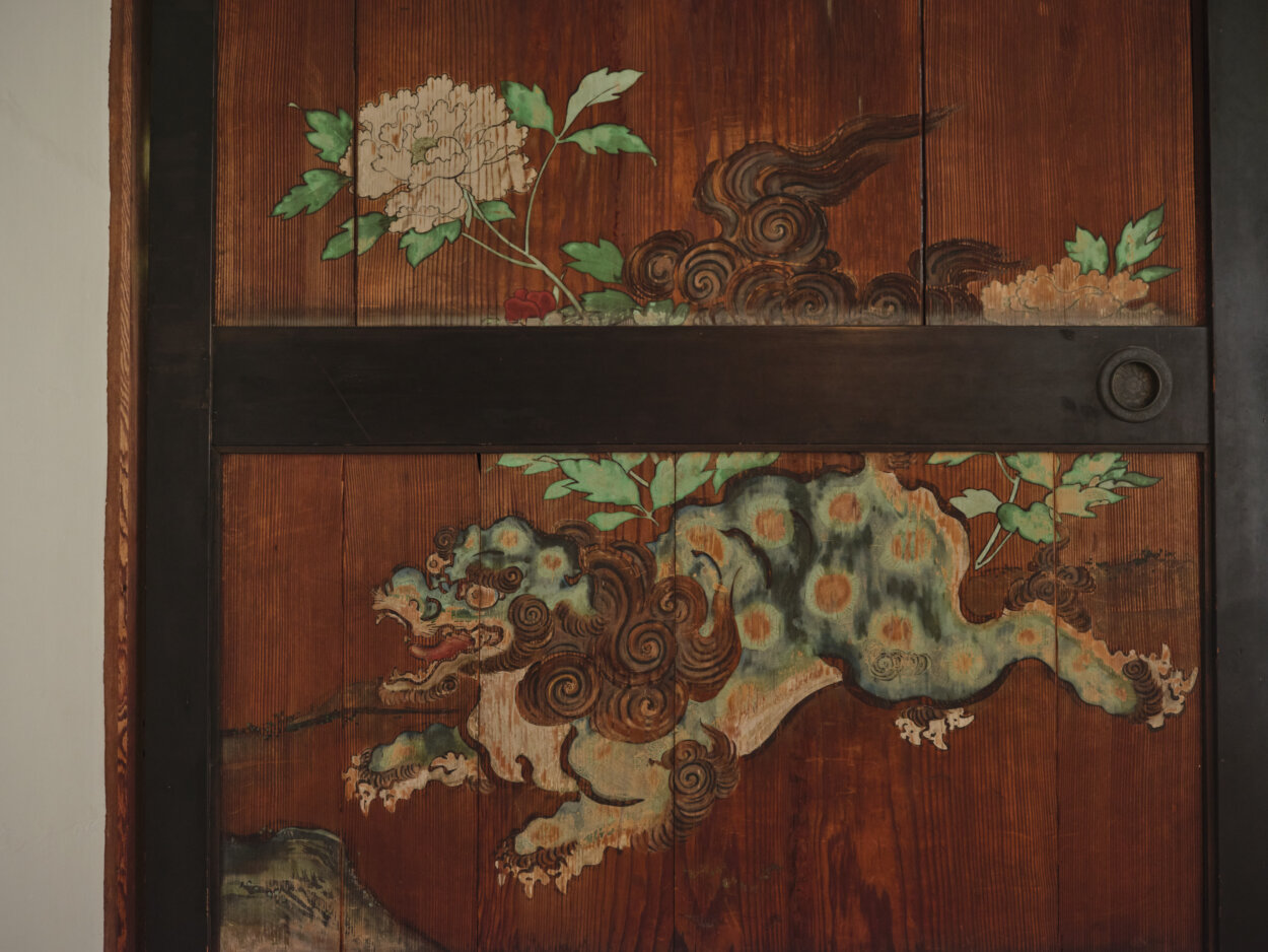 獅子のほか鶴やにわとりの杉戸絵も。現在も板戸として使用されている。