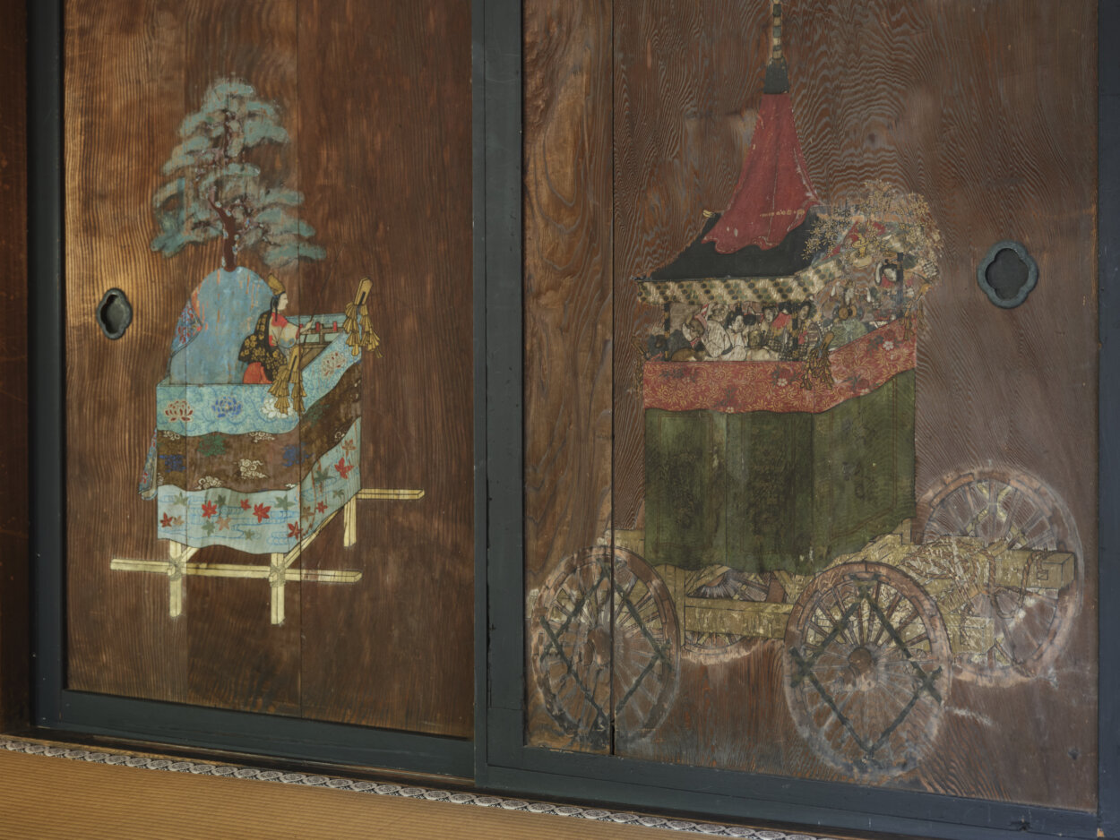 杉戸絵に描かれた祇園祭の山鉾。今年は3年ぶりに祇園祭も開催されたが、往時の雅な雰囲気を感じる。（※許可を得て撮影しています）
