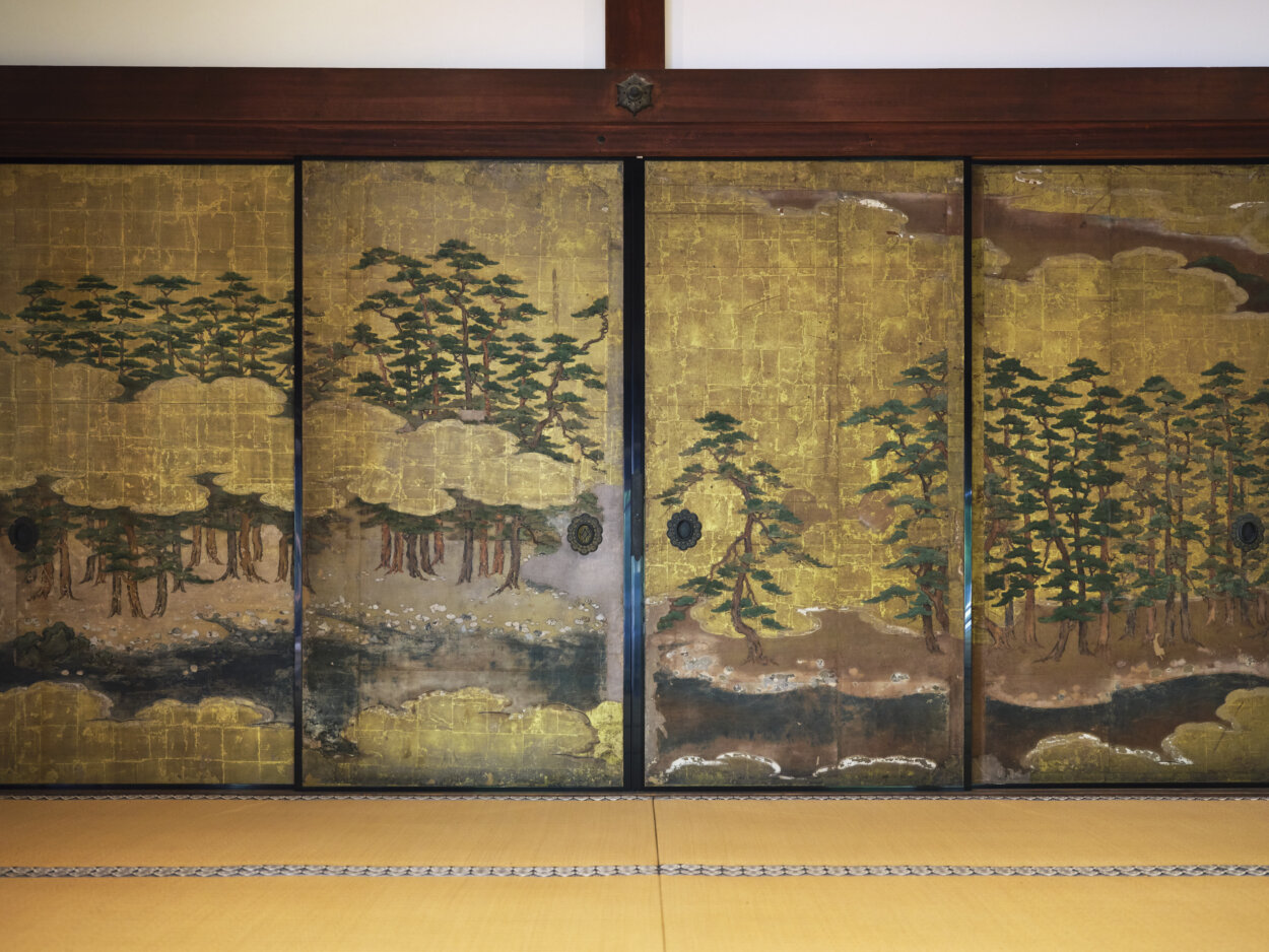 重要文化財「濱松図」。宸殿と小御所にはこうした多くの歴史的な襖絵がある。（※許可を得て撮影しています）