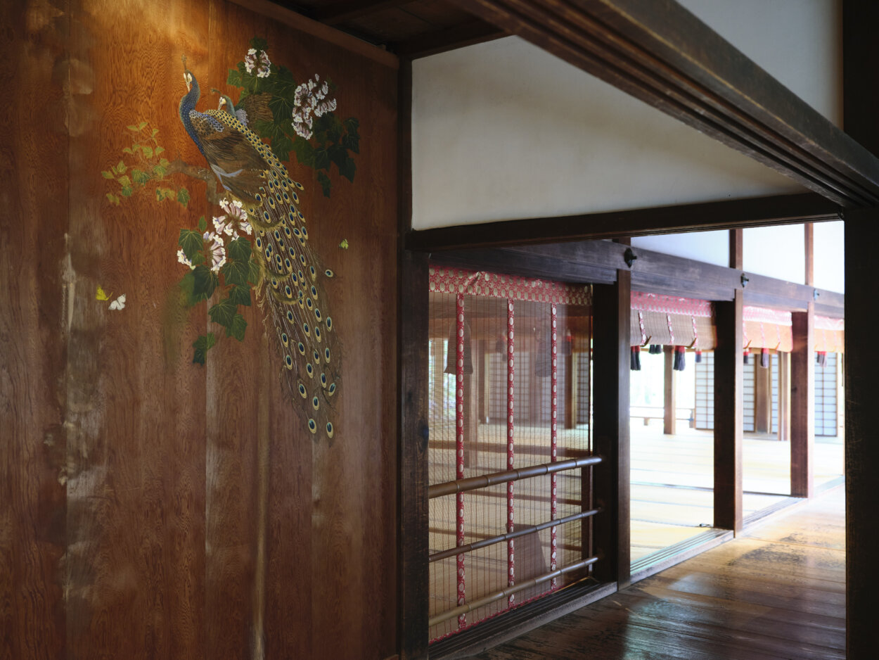 孔雀の障壁画は日本画家の黒田正夕によるもの。宸殿から続く大玄関の大作「日月松桜百鶴図」も見応えあり。（※許可を得て撮影しています）