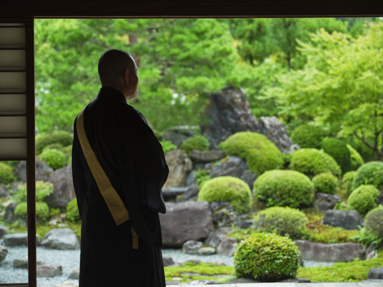 夏は鮮やかな緑に包まれる、岩倉・妙満寺の枯山水。冬とはまったく違う表情を見せる。