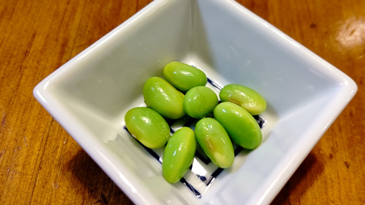 枝豆の一つのサヤの中には2～3粒ほどの豆が収まっている。写真は3サヤ分