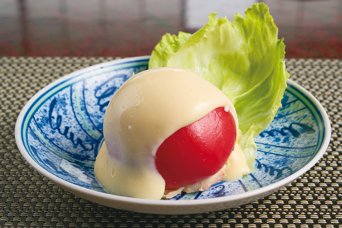 トマトサラダ。マヨネーズが日本に入ってきた大正当時に考案された一品。湯むきしたトマトの中にしっかりとした塩味の蒸し鶏が入る。さっぱり味の自家製マヨネーズがよく合う