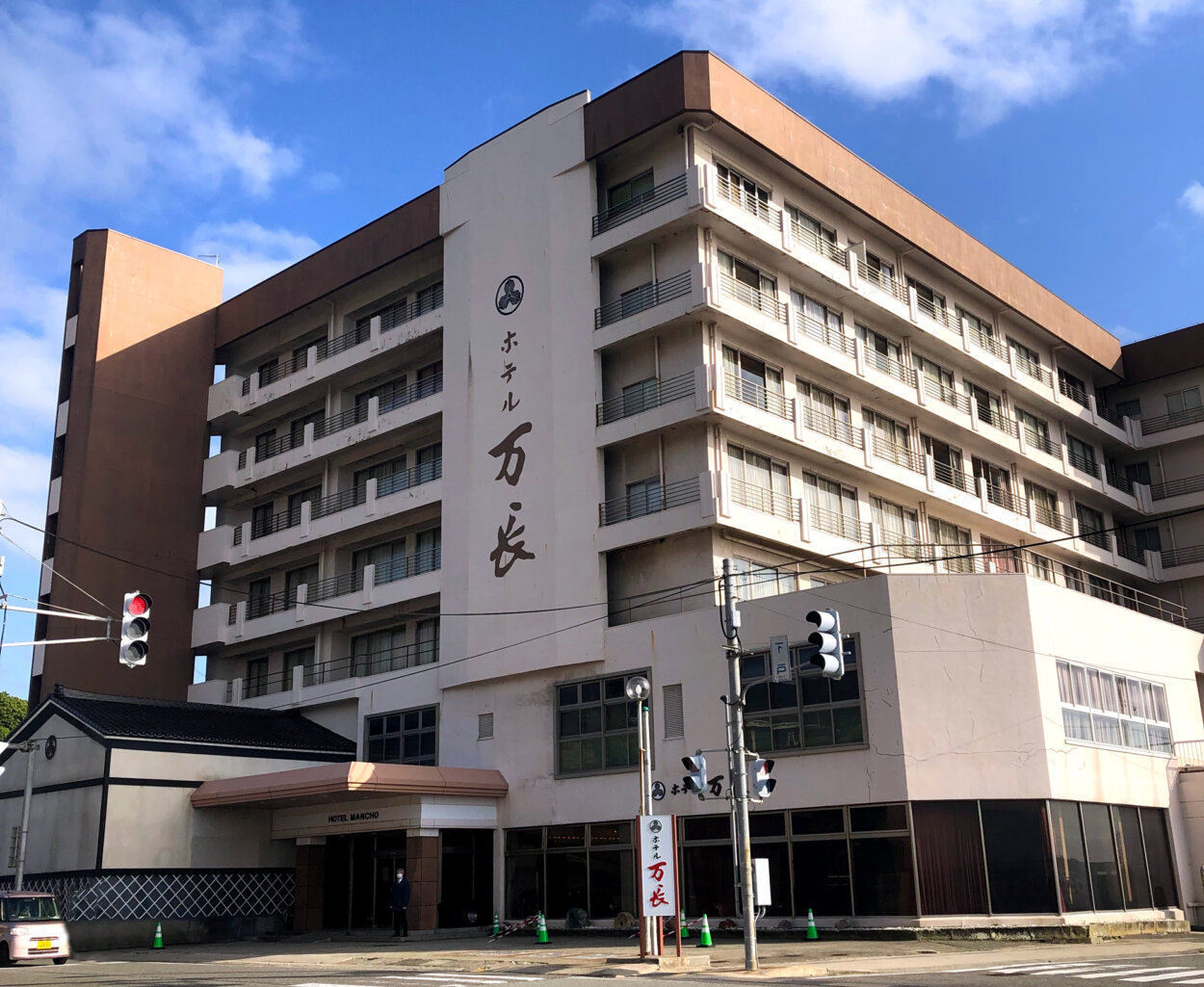 宿泊は「ホテル万長」。相川地区にある老舗ホテルだ